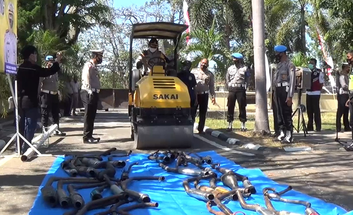 Kapolres Magetan, AKBP Festo Ari Permana menaiki alat berat untuk memusnahkan puluhan knalpot brong hasil razia semeru 2020 (Foto / Metro tv)