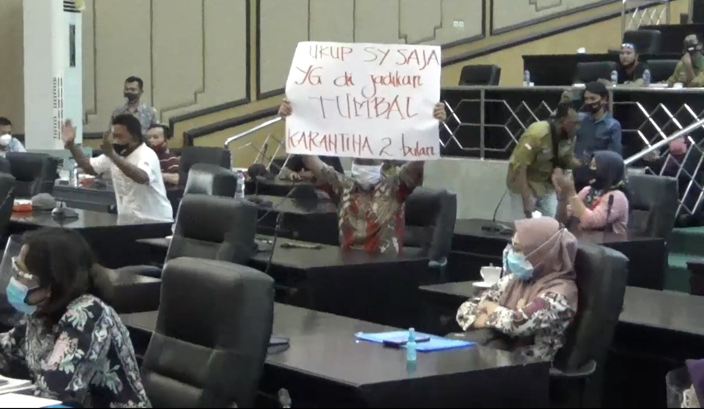 Belasan mantan pasien covid-19, berunjuk rasa ke kantor DPRD Jombang menuntut pencabutan kebijakan pembatasan jadwal operasional pasar tradisional (Foto / Metro tv)