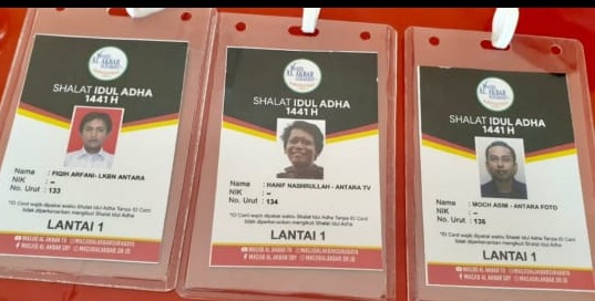 Wartawan Antara Jatim yang telah mengurus ID Card peliputan kegiatan Idul Adha di Masjid Al-Akbar Surabaya (Foto / Hanif Nashrullah Antara Jatim)