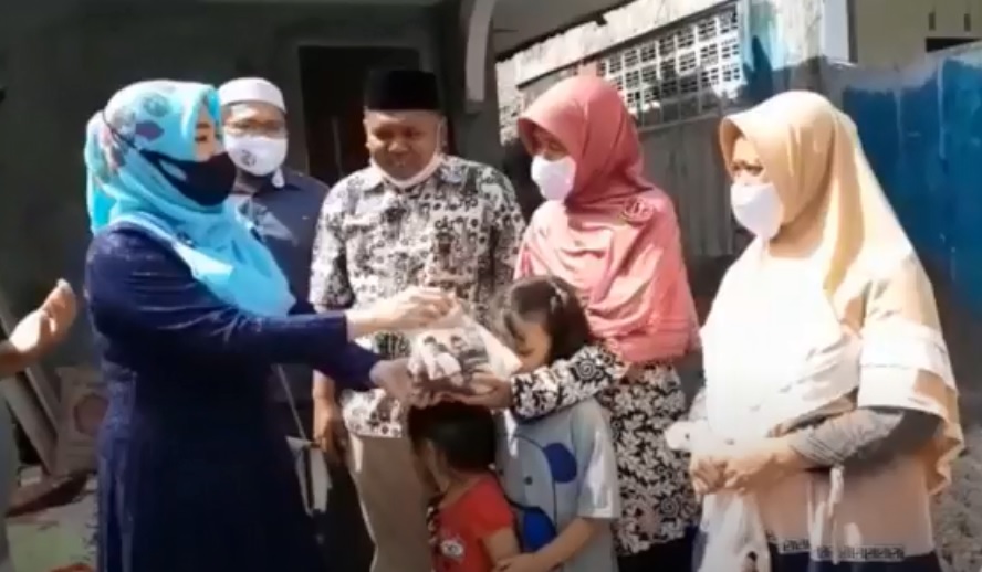 Pengurus DPD Nasdem Lumajang membagikan hewan kepada warga terdampak pandemi covid-19 (foto/metrotv)