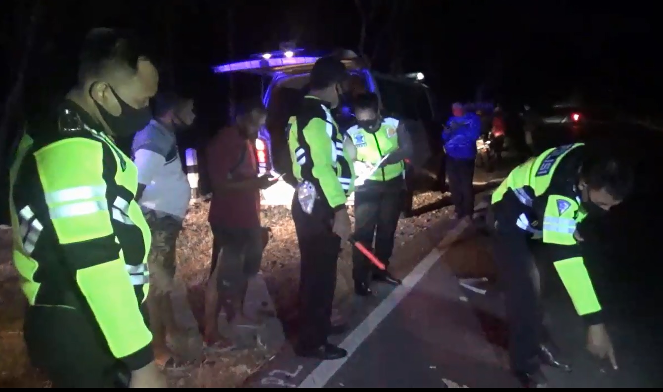 Satlantas Polres Ngawi melakukan olah TKP di lokasi kecelakaan yang menewaskan Pradana dan Sugi (Foto / Metro TV)