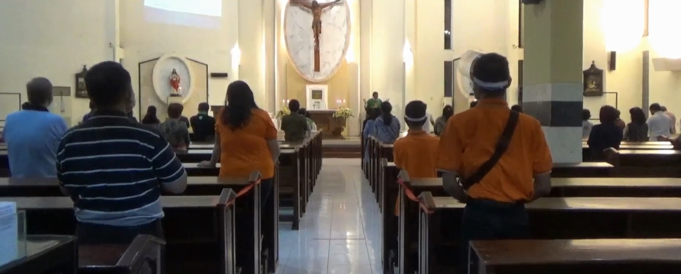Puluhan umat katolik di Tulungagung menggelar misa tatap muka di tengah pandemi setelah Tulungagung ditetapkan sebagai zona hijau (Foto / Metro tv)
