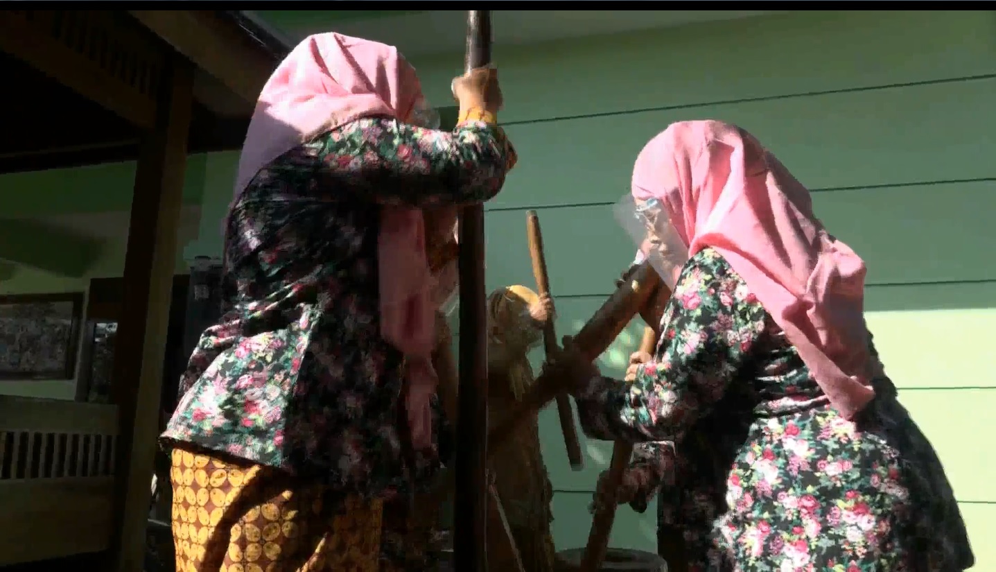 Sejumlah wanita lanjut usia tengah menabuh lesung sebagai tanda dimulainya khajatan dan diyakini mampu mengusir roh jahat (Foto / Metro tv)