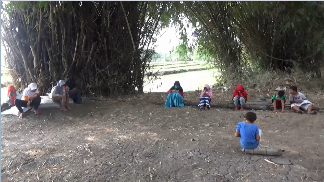 Anak-anak di Desa Paron Ngawi harus menyusuri perkebunan untuk mendapatkan signal jaringan internet. (foto/metrotv)