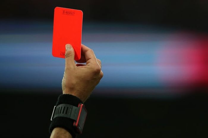 Batuk di Lapangan, Pemain Diganjar Kartu Merah 