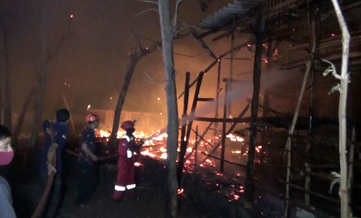 Petugas pemadam kebakaran berusaha memadamkan api yang melahap tiga kandang ayam di Tuban. (foto/metrotv)