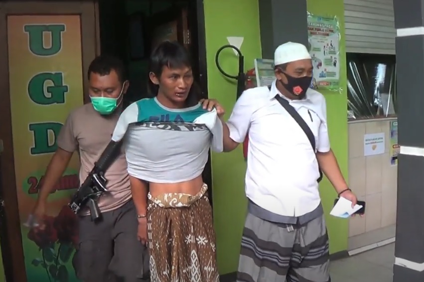 Pelaku pembobolan toko dilarikan ke IGD Puskesmas setelah dihajar warga (foto/metrotv)