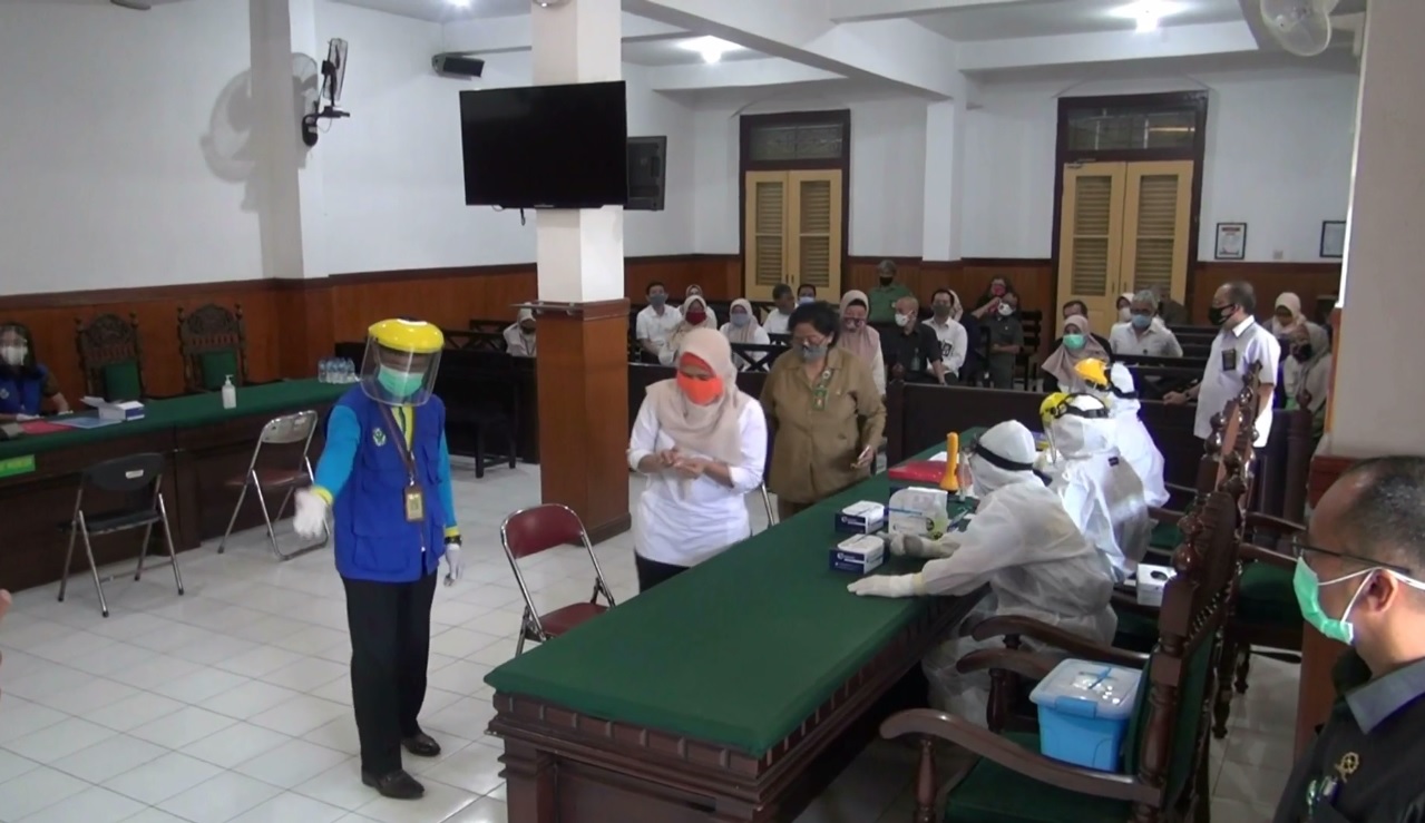 Pegawain PN Sidoarjo menjalani rapid test setelah satu hakim diketahui positif covid-19 (foto/metrotv)