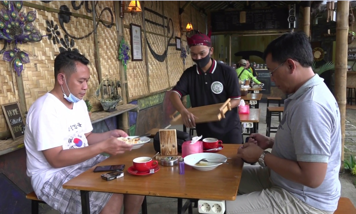 Pengunjung menikmati sajian di Jagongan Jail Café and Barbershop yang dikelola para penghuni Lapas. (foto/metrotv)