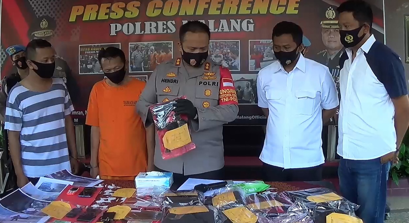 Kapolres Malang, AKBP Hendri Umar menunjukkan softgun milik kedua tersangka polisi gadungan (Foto / Metro tv)