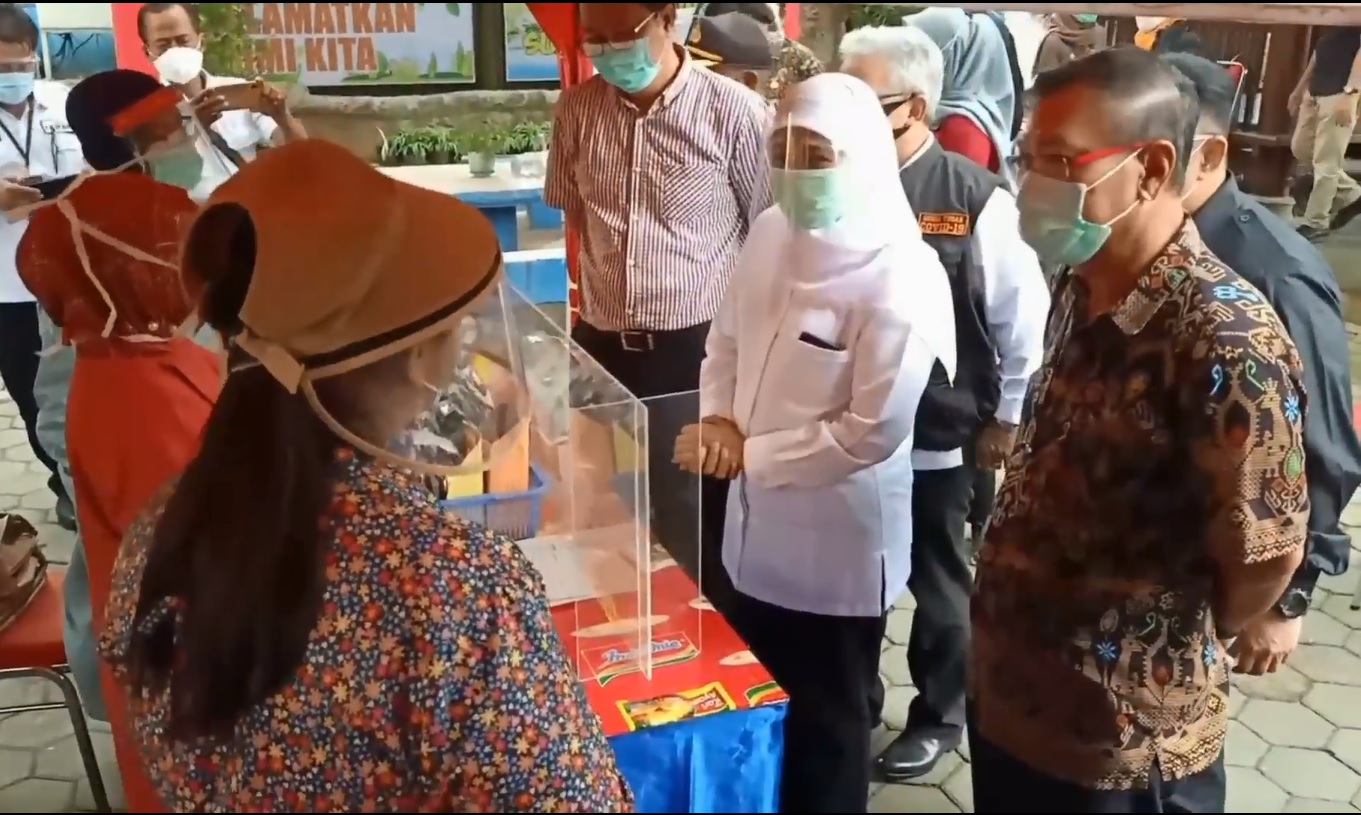 Gubernur Jatim, Khofifah Indar Parawansa saat meninjau proses produksi di salah satu pabrik atau perusahaan produsen makanan instan di Kecamatan Beji,  Pasuruan (Foto / Metro tv)