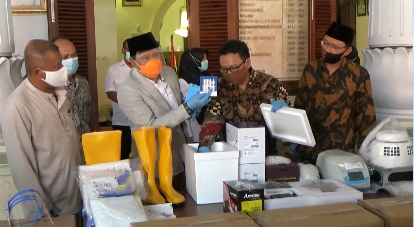 Bupati Pasuruan, Irsad Yusuf (Dua dari kiri)  saat menyerahkan alat PCR ke RS Grati (Foto / Metro tv)