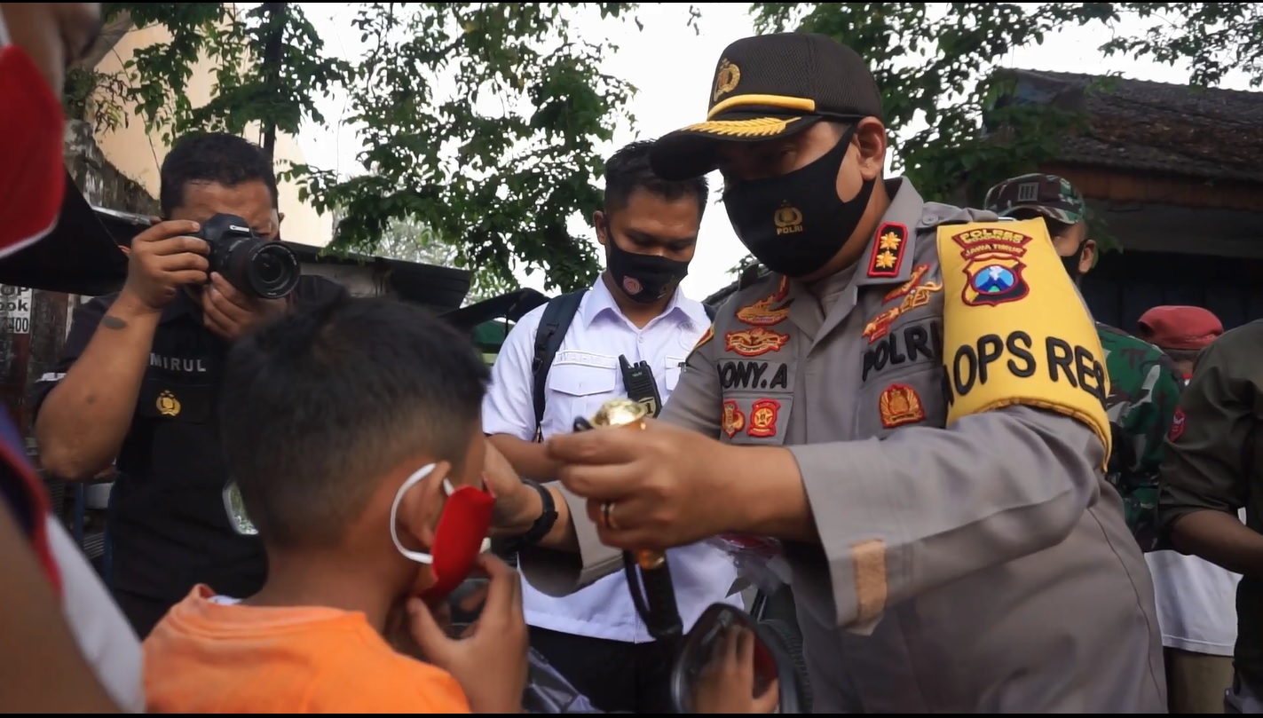 Kapolres Mojokerto, AKBP Dony Alexander menyatakan pembagian masker merah putih ke sejumlah warga yang tak mengenakan masker (Foto / Metro tv)