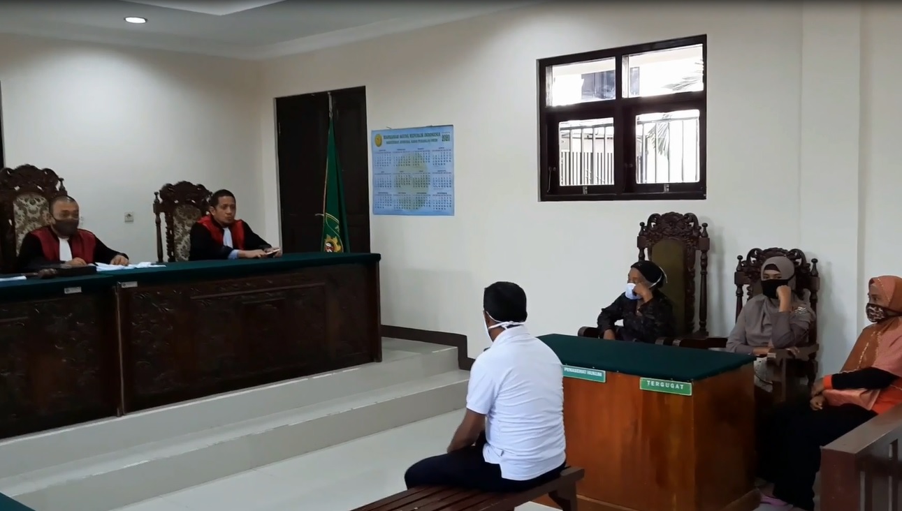  Surati (kiri) saat menjalani sidang perdana di PN Probolinggo setelah digugat anak kandungnya. (foto/metrotv)