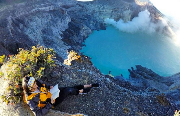 Wisatwan bersantai menikmati keindahan kawah Ijen Banyuwangi (foto/ist)