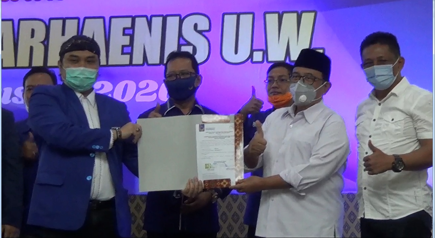 Ketua DPD Nasdem Kabupaten Blitar Nurhadi (paling kiri) menyerahkan langsung surat rekomendasi dukungan kepada paslon Rijanto-Marheinis (Foto / Metro TV) 