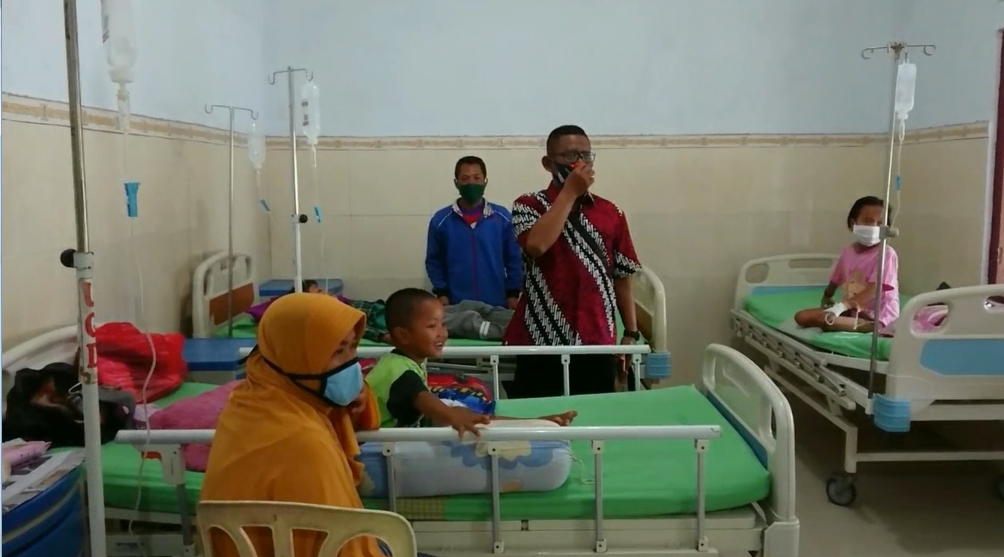 Sejumlah anak-anak yang menjadi korban keracunan massal usai menyantab hidangan hajatan masih menjalani perawatan di Puskesmas Babat (Foto / Metro TV)