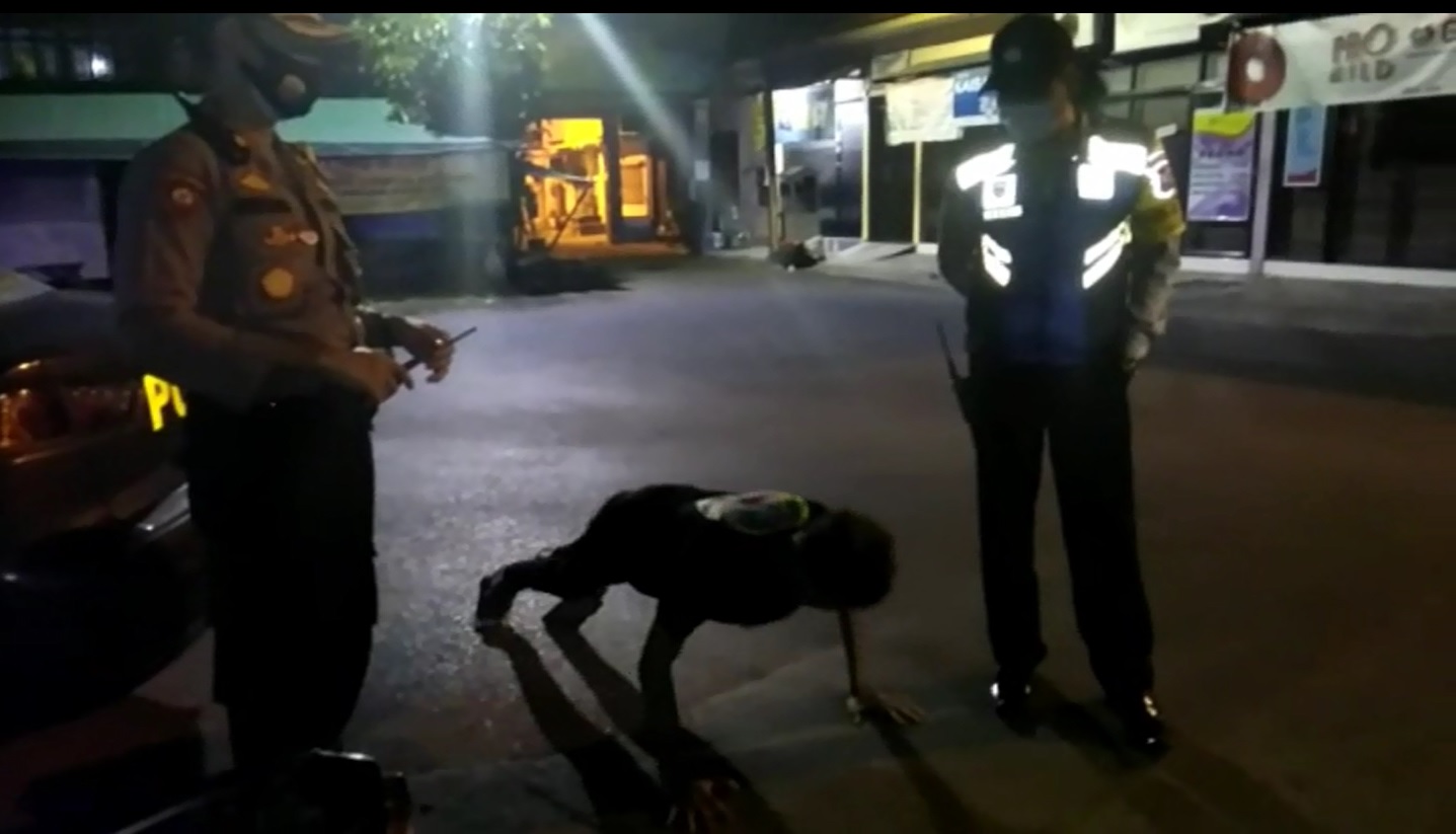 Polisi Tutup Paksa Warkop dan Game Online Melebihi Jam Malam