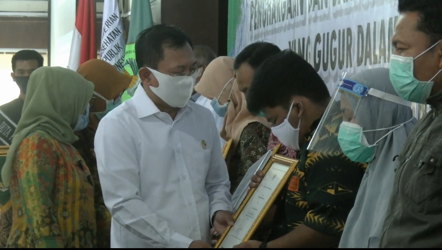 Menkes Berikan Santunan ke Ahli Waris Tenaga Kesehatan dan Insentif Tenaga Kesehatan Penanganan Covid-19 di  Jawa Timur