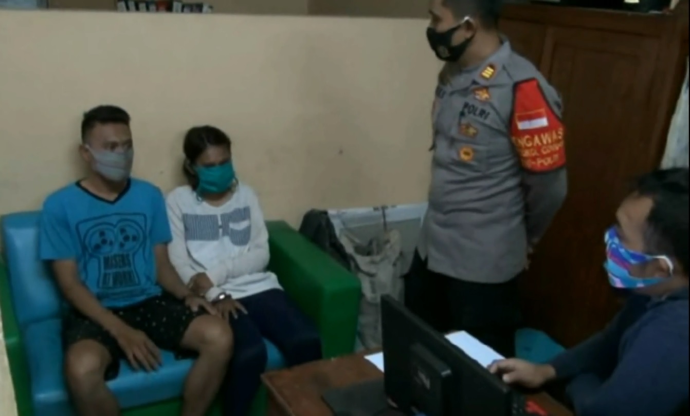 Pasutri Ongki Sumadinata dan Weny Suhartika diamankan di Polsek Candi setelah kepergok mencuri (Foto / Metro TV)
