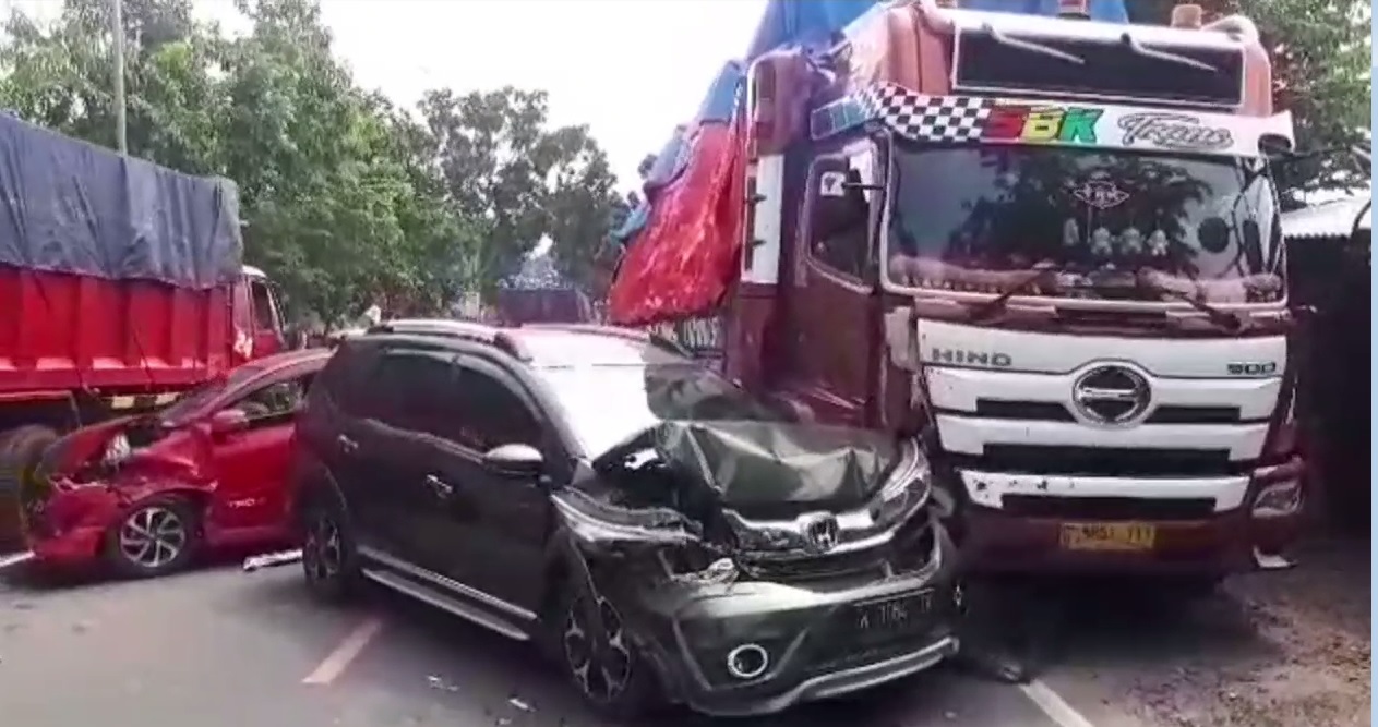 Tronton Tabrak Dua Mini Bus, Dua Bayi Selamat