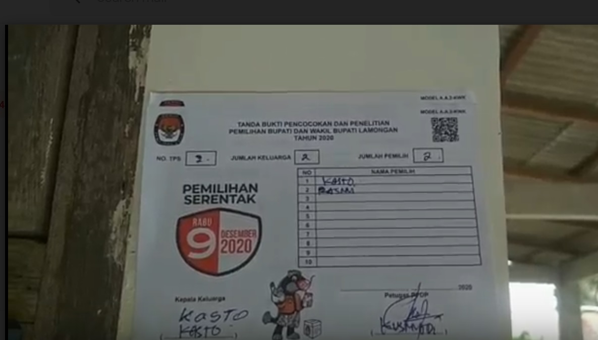 Petugas PPDP melakukan coklit ulang di enam kecamatan wilayah Lamongan dengan menempelkan tanda stiker (foto/metrotv)