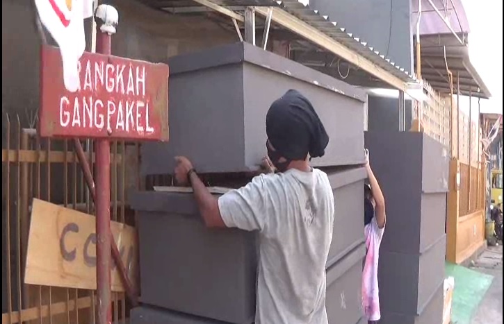 Perajin Peti Mati Untung Berlipat di Tengah Pandemi