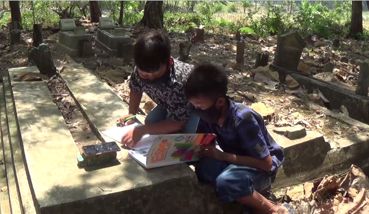 Sejumlah siswa di Jombang terpaksa belajar di area kuburan untuk mencari signal internet (foto/metrotv)