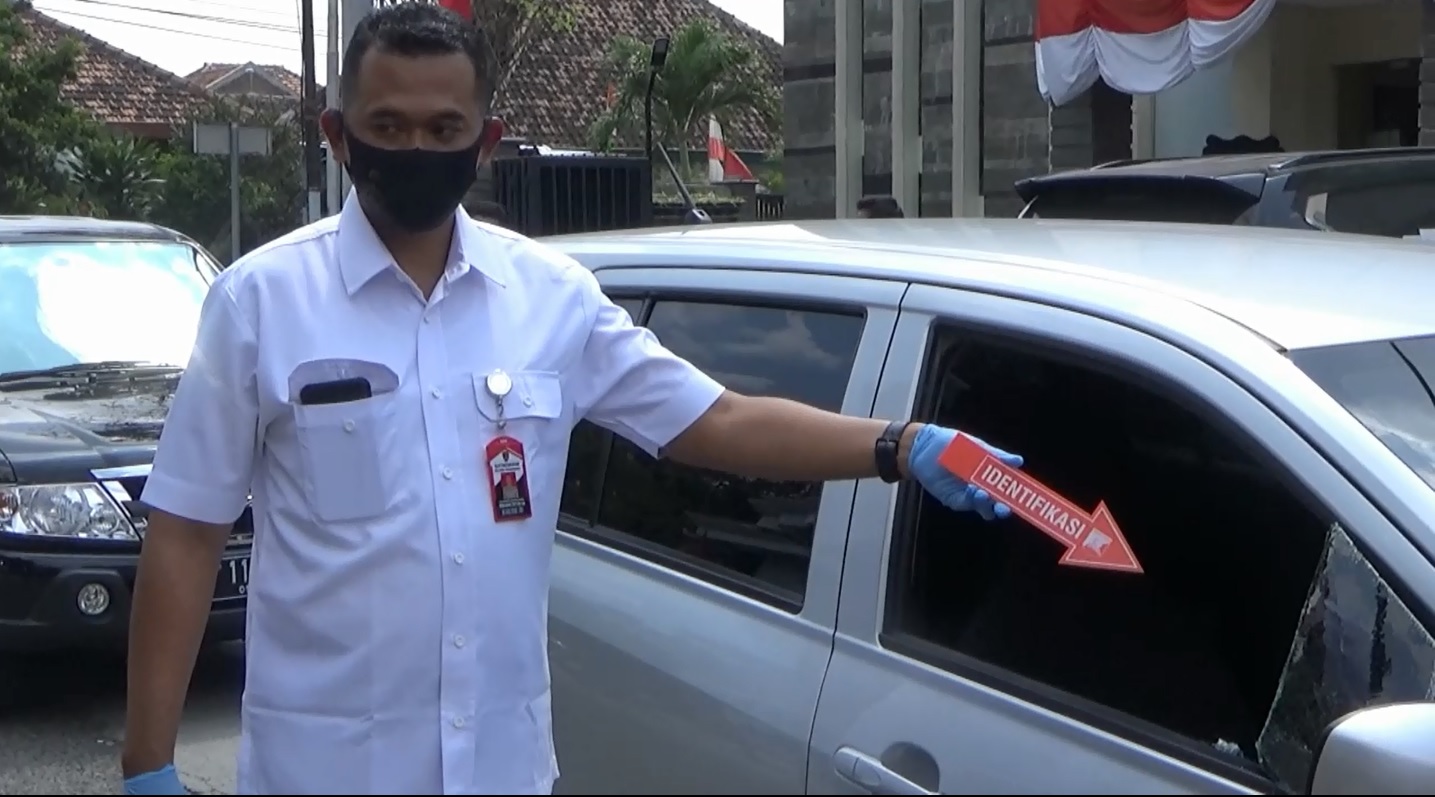 Tim inafis Polres Ponorogo melakukan olah TKP kasus pencurian bermodus pecah kaca mobil (Foto / Metro TV)