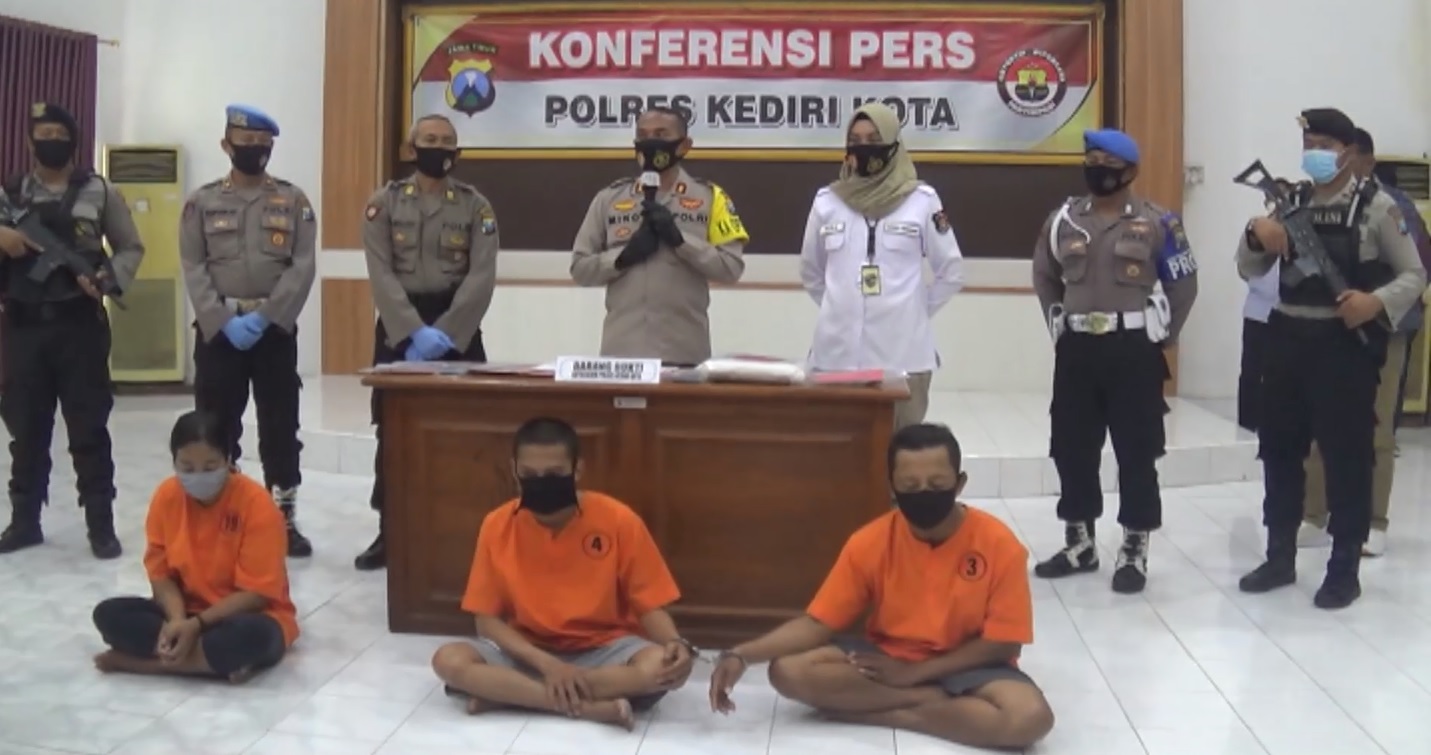 Tersangka KSH (paling kiri) ditangkap bersama bersama suaminya MZN (tengah) setelah terlibat kasus prostitusi online (Foto / Metro TV) 