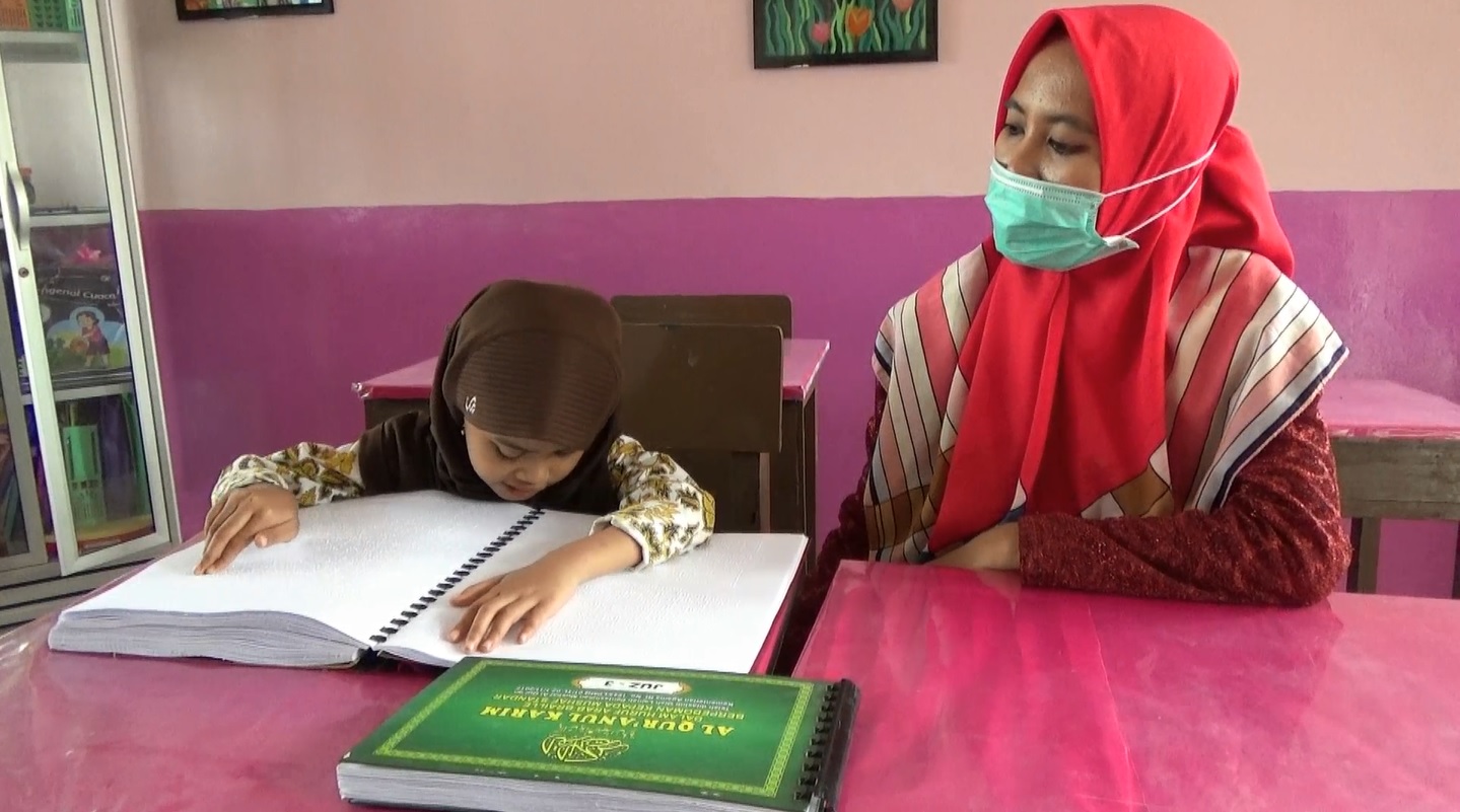  Fatinatus Salimah saat belajar menghafal Alquran di (SLB) Kemala Bhayangkari II, Gresik (Foto / Metro TV)