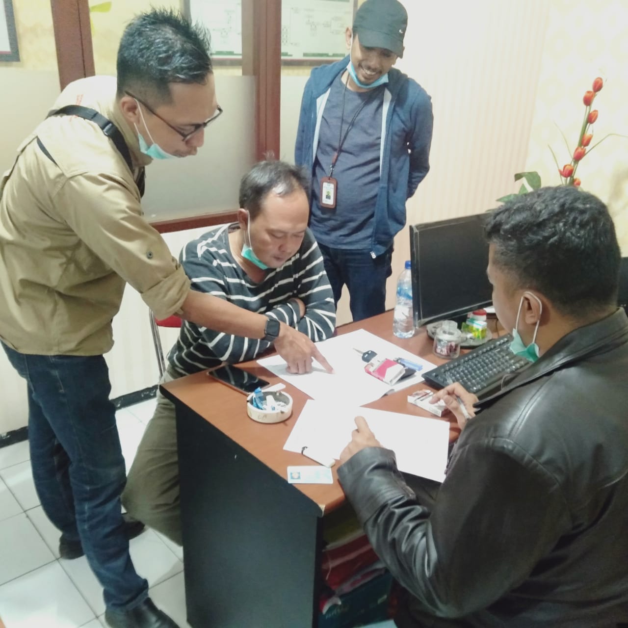 Terpidana Ahmad Fauzi Zamroni saat diamankan di Kejari Jember dalam kasus Program Penanganan Sosial Ekonomi Masyarakat (P2SEM) Provinsi Jatim (Foto/ Clicks.id) 