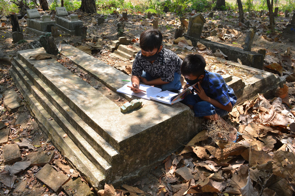 Siswa di Jombang belajar daring di area makam. (foto/metrotv)