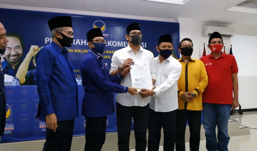 Partai Nasdem saat menyerahkan rekomendasi kepada paslon Teno-Hasjim  untuk maju di Pilkada Kota Pasuruan. 