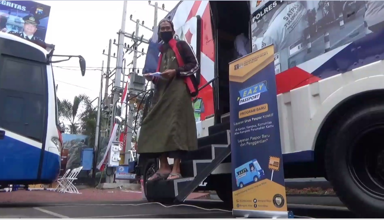 Layanan paspor keliling di Tulungagung dipadukan dengan pelayanan  pembuatan SKCK dan perpanjangan SIM. (foto/metrotv) 
