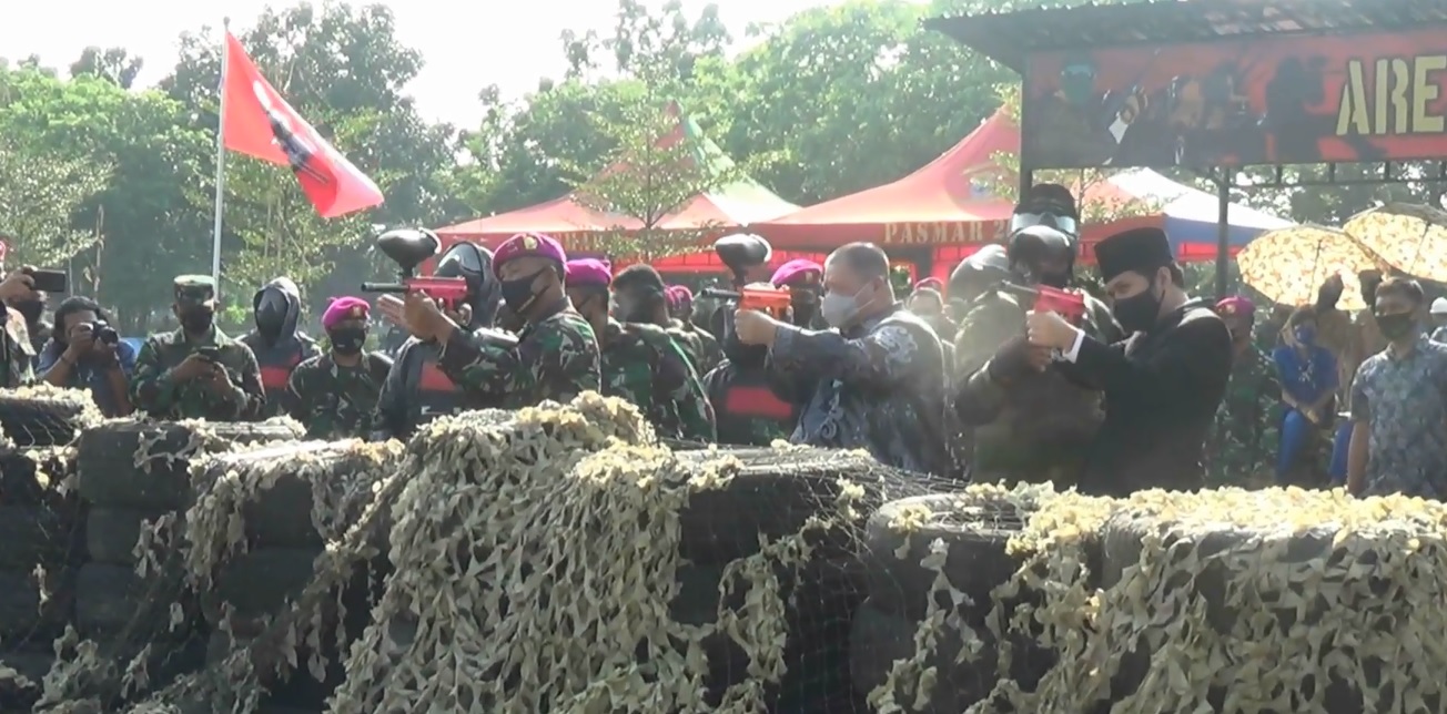 Wakil Gubernur Jatim Emil Elestianto Dardak dan Dankormar Mayjen TNI (mar) Suhartono saat membidik target dengan menggunakan paintball. 