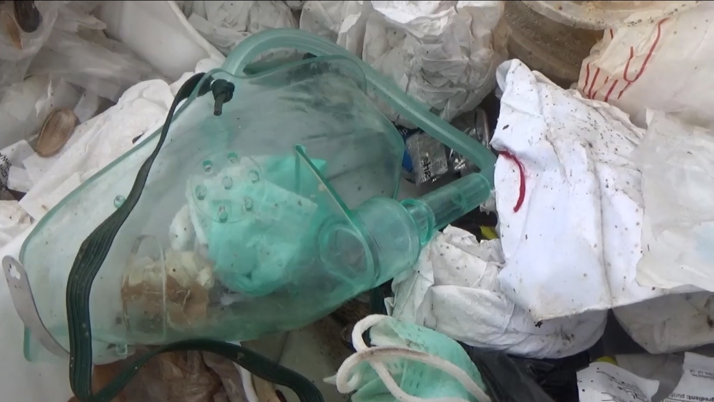 Alat pernapasan ini ditemukan bersama limbah medis lain di TPA Kedungdowo, Nganjuk (Foto / Metro TV)