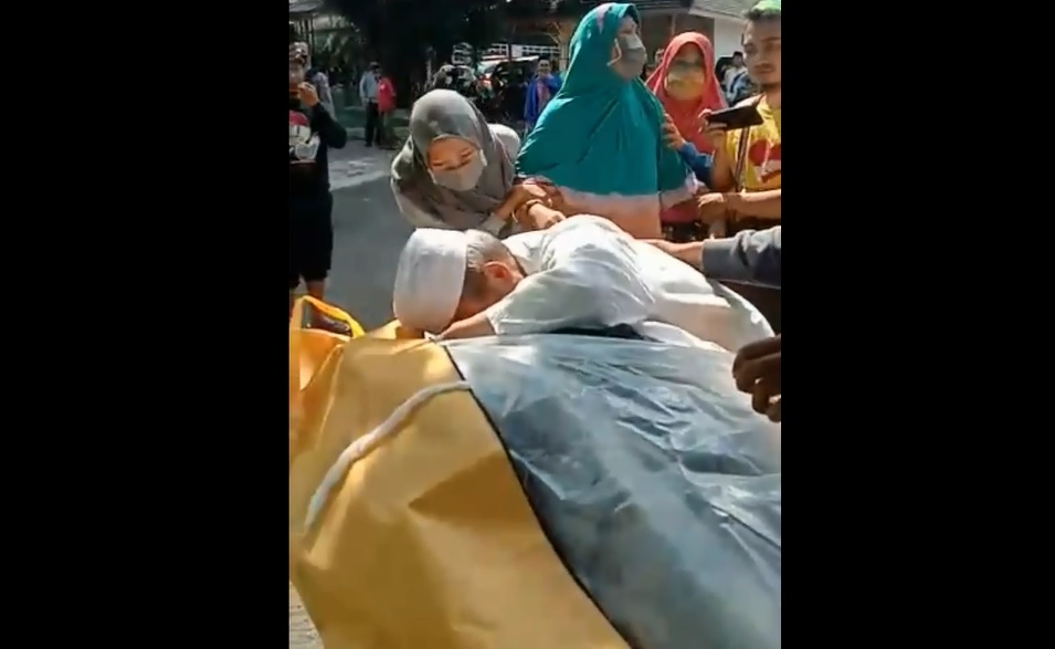 Detik-detik keluarga jenazah terduga covid-19 menghadang petugas dan mencium jenazah usai pemulasaran di rumah sakit rujukan RS Soepraoen, Kota Malang (Foto / Metro TV) 