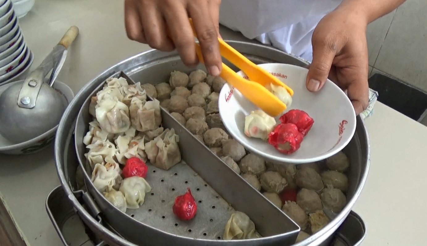 Mencicipi Bakso Merah Putih Haji Giman Gresik