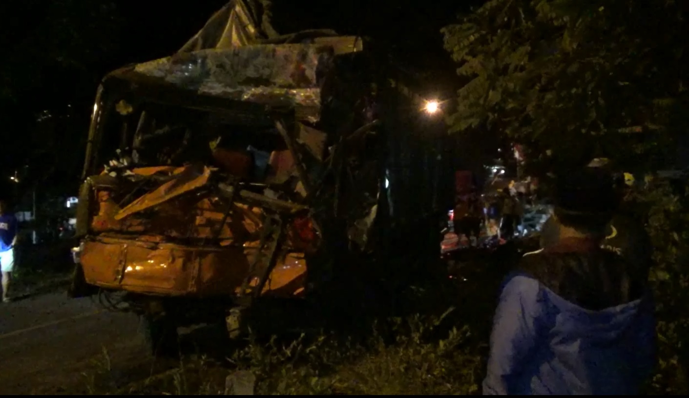 Kondisi truk fuso bermuatan kedelai ringsek usai menabrak truk dan enam pemotor  (Foto / Metro TV)
