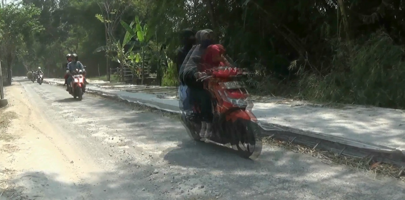 Proyek peningkatan kualitas jalan ini tak kunjung selesai lantaran ditinggal kabur oleh kontraktor (Foto / Metro TV)