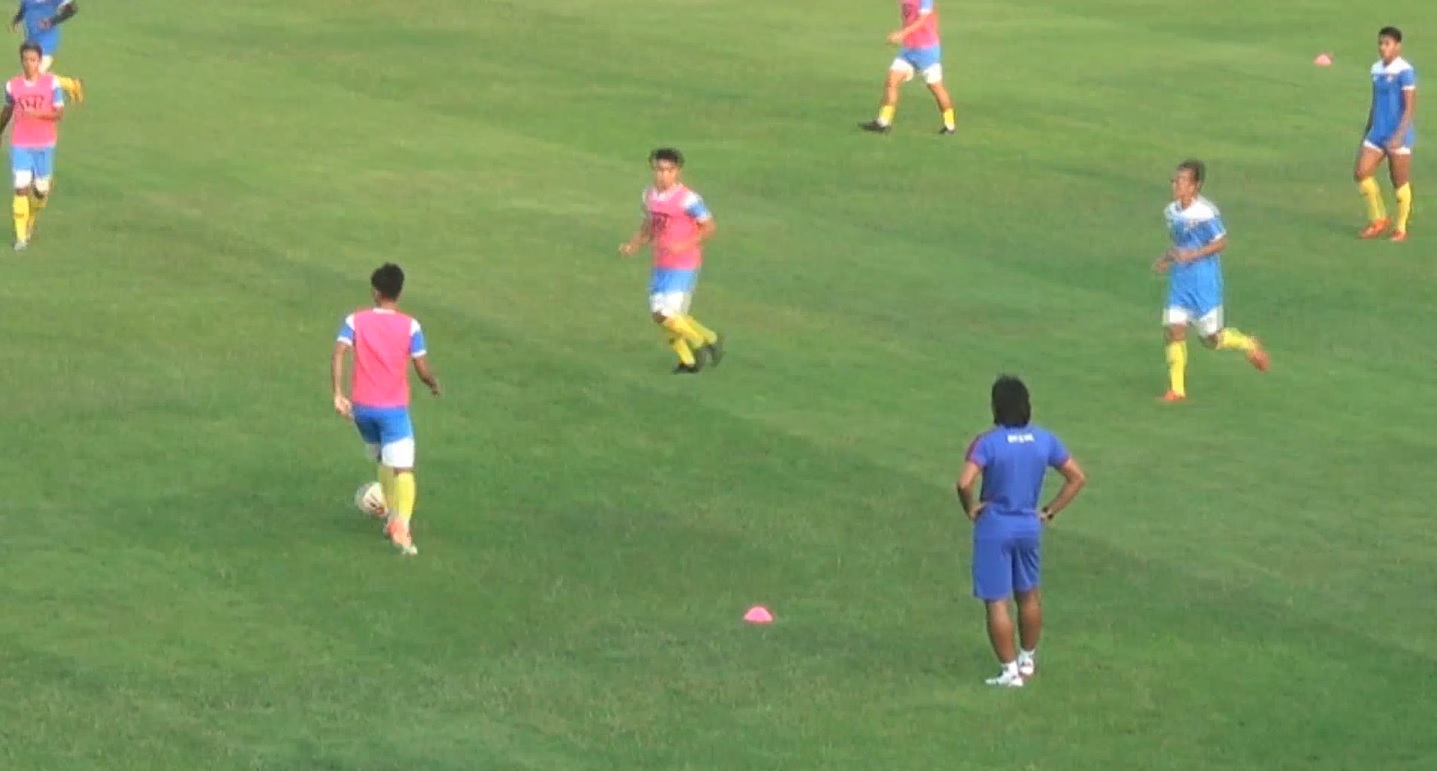 Pelatih Budi Sudarsono saat melatih para pemain Persik Kediri di Stadion Brawijaya (Foto / Metro TV)