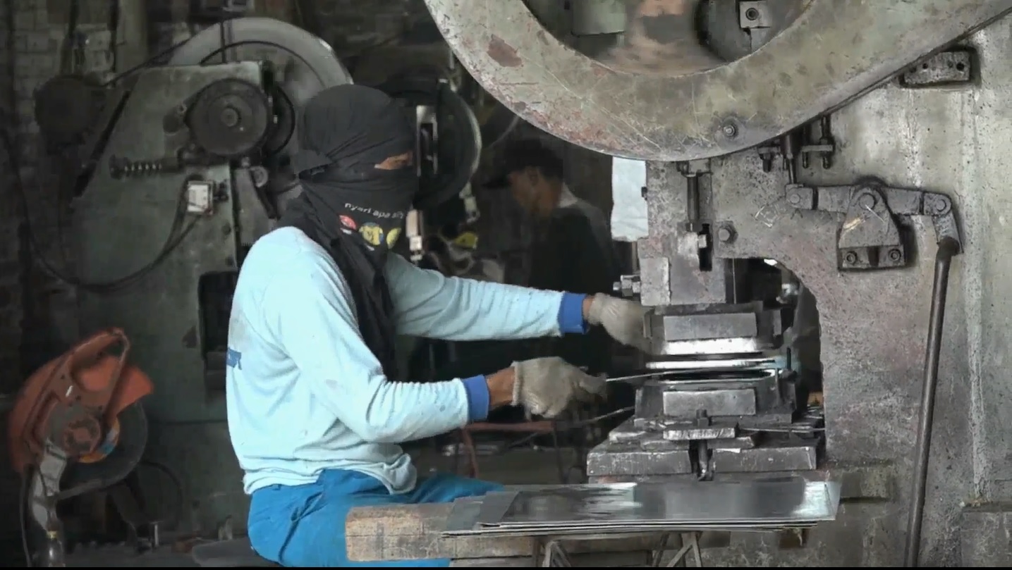 Pegawai swasta yang terdatar di BP Ketenagakerjaan Jatim bakal mendapatkan subsidi gaji dari program pemerintah di tengah pandemi (Foto / Metro TV) 