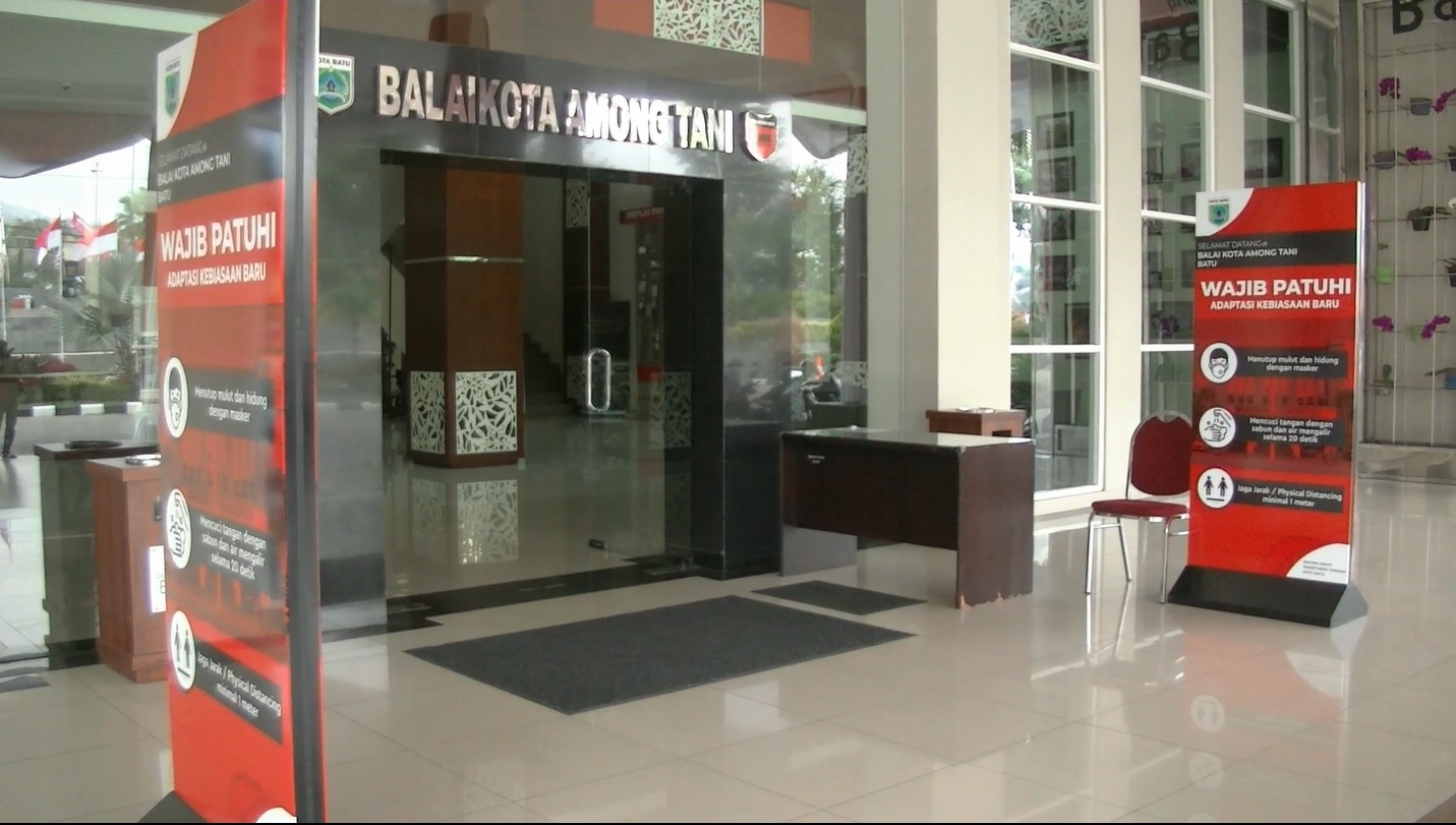 Walikota Batu akan menutup seluruh kantor di lingkungan Pemkot untuk melakukan sterilisasi berupa penyemprotan desinfektan (Foto / Metro TV)