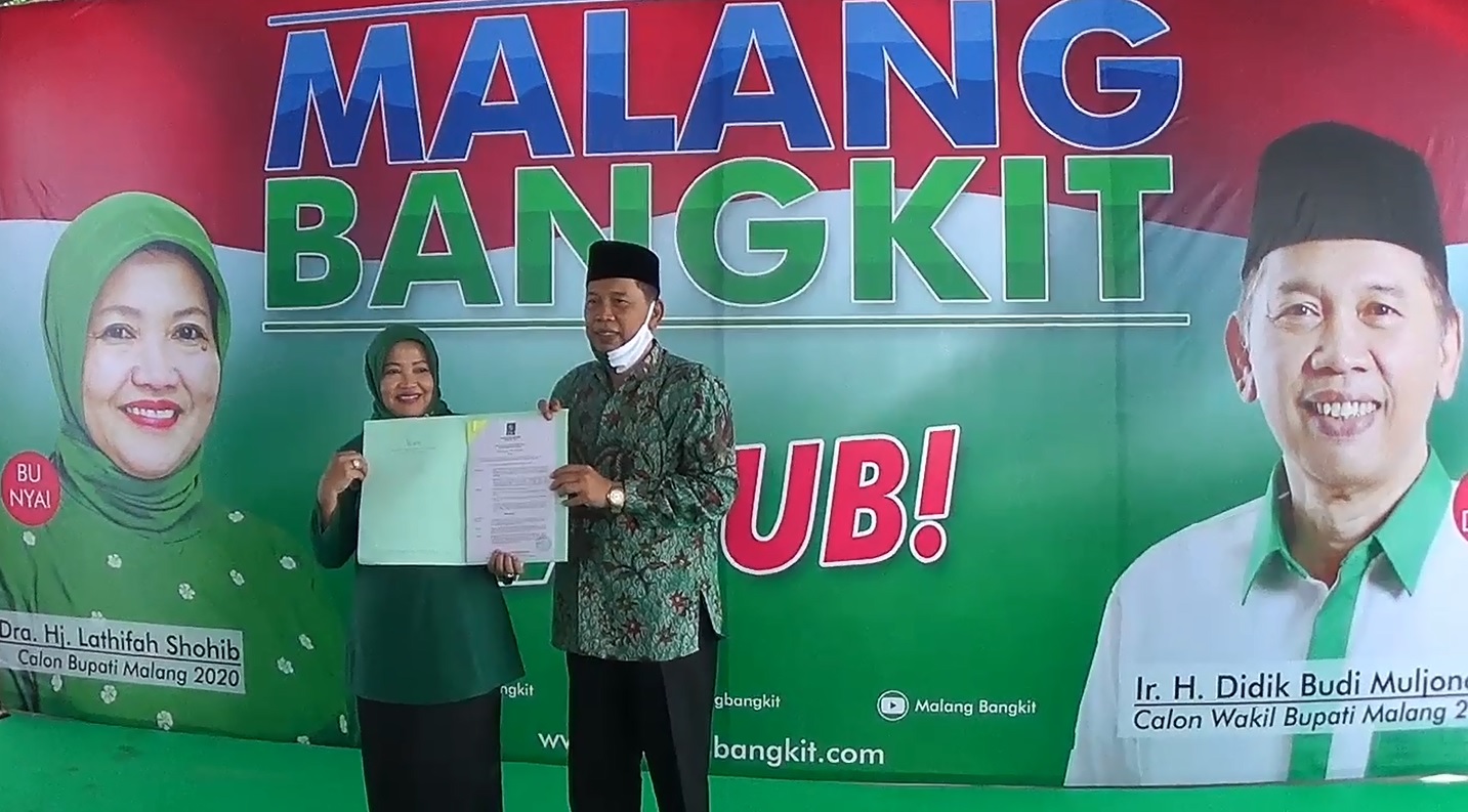 Lathifah Shohib dan Didik Budi Muljono menunjukkan surat rekom dari PKB sebagai Bupati dan Waki Bupati Malang (Foto / Metro TV) 