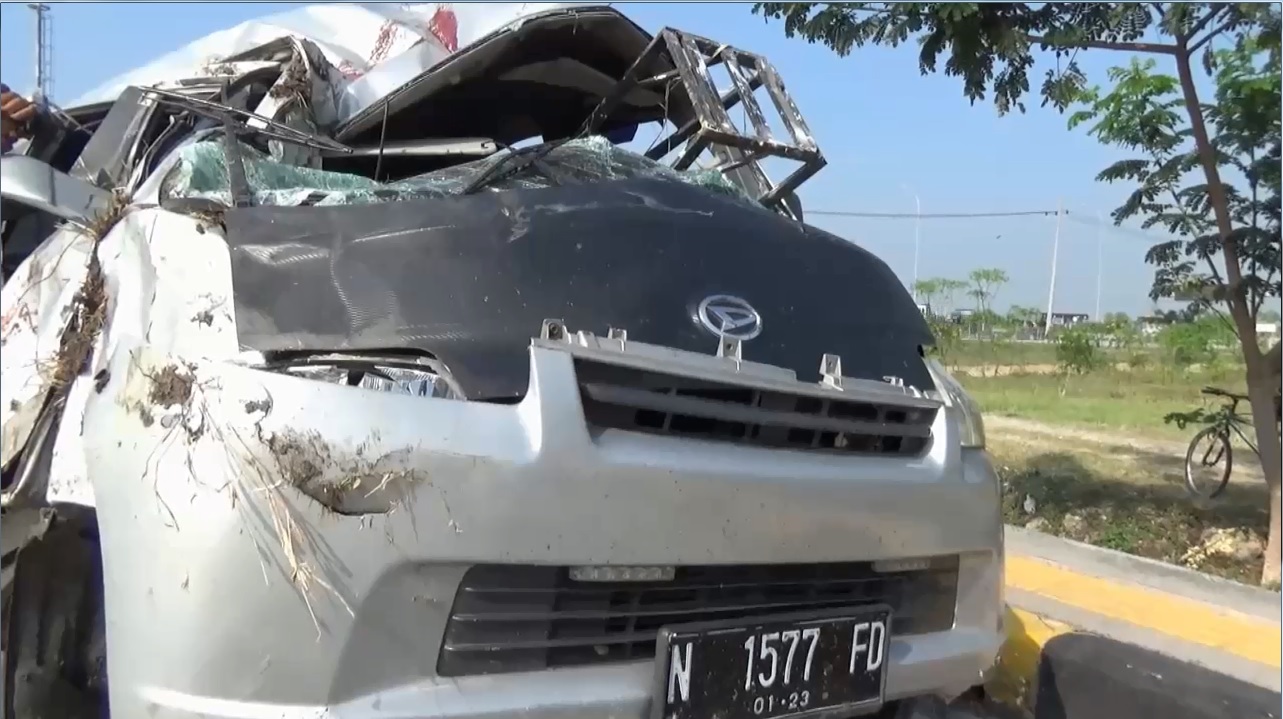 Minibus Terbalik di Tol Ngawi, Enam Orang Luka Parah