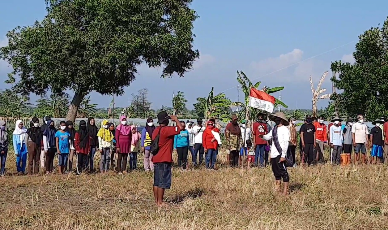 Prosesi upacara bendera yang digelar petani di Probolinggo. (foto/metrotv)