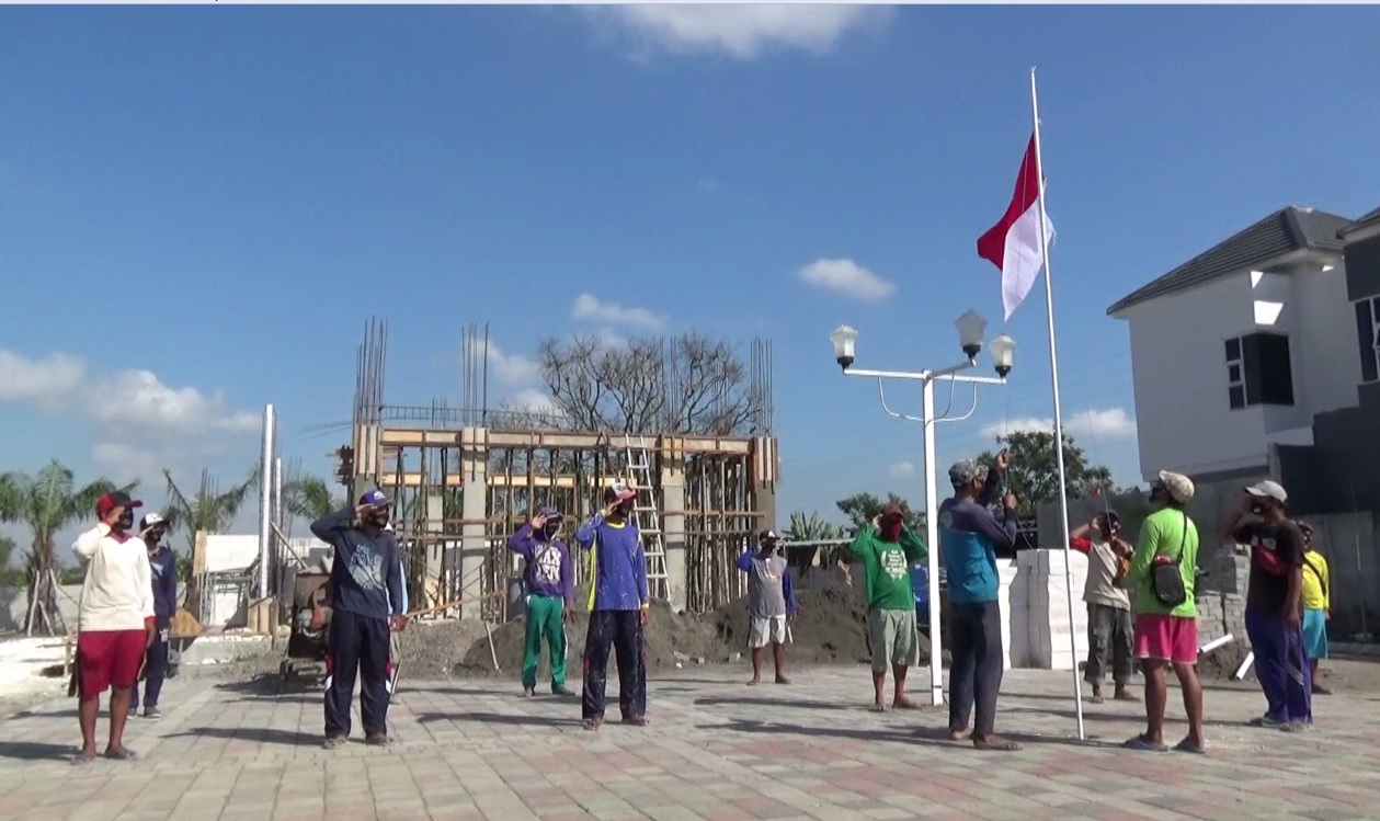 Sejumlah tukang dan kuli bangunan mengelar upacara dadakan di area proyek/ (foto/metrotv)