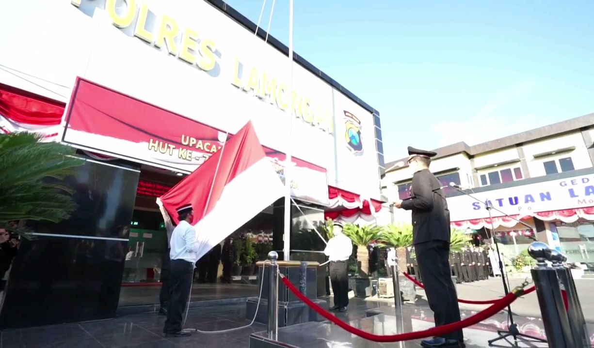 Mantan teroris bom Bali dan Poso menjadi petugas pengibar bendera dalam upacara HUT Kemerdekaan RI di Lapangan Mapolres Lamongan. (foto/metrotv)