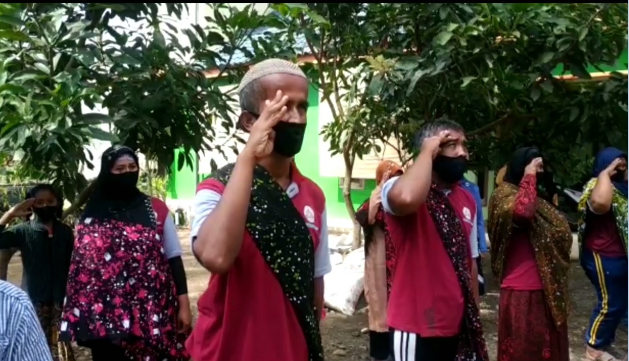 Para penyandang disabalitas mengelar upacara bendera sebagai bentuk cinta tanah air. (foto/metrotv)